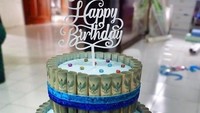 Dekorasi kue uang bisa dibuat sesuai pesanan. Mulai dari modelnya sampai jumlah uang yang dipakai. Kue buatan @a.lovely.surprise ini memakai pecahan uang Rp 2.000. Foto: Istimewa