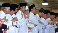 Presiden Joko Widodo bersama sejumlah menteri menunaikan salat sunnah sebelum menjalani salat tarawih di Masjid Istiqlal, Jakarta, Rabu (16/5). Wahyu Putro A/ANTARA FOTO