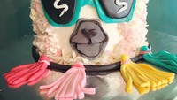 Hewan llama memang tidak sepopuler kuda, ia memiliki bentuk yang unik seperti unta kecil dengan bulu mirip domba. Nah cake llama yang ini hadir fancy dengan kacamata hitam. Foto: Instagram