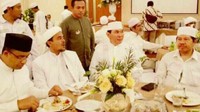 Kali ini Tommy tidak hanya makan bersama Habib Rizieq, tapi juga makan bersama Gubernur DKI Jakarta, Anies Baswedan.  