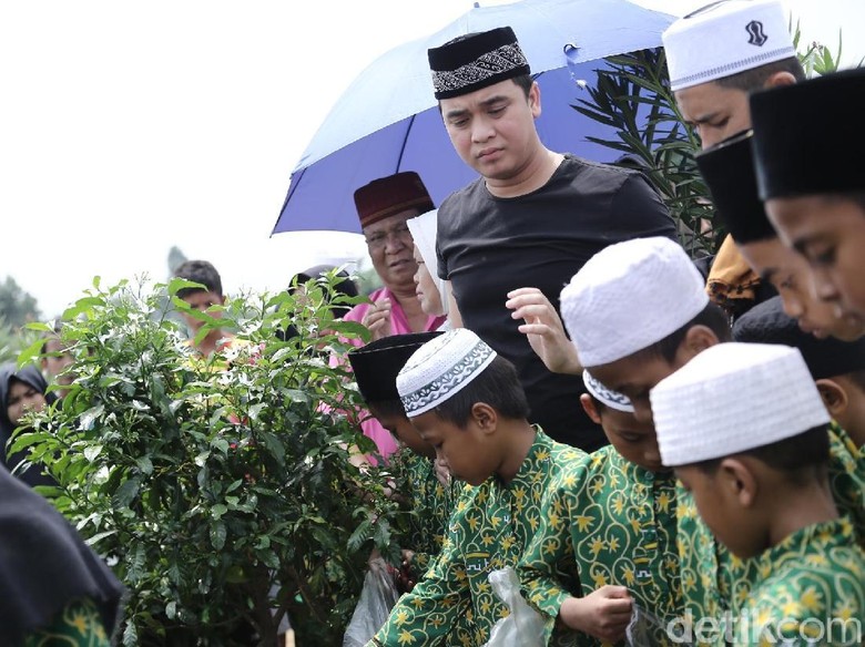Billy Gelar Pengajian dan Ajak Anak Yatim Nyekar Makam Olga Billy Gelar Pengajian dan Ajak Anak Yatim Nyekar Makam Olga