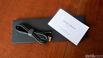 Dalam paket penjualan disertakan kabel dan buku petunjuk penggunaan. Foto: Adi Fida Rahman/detikINET