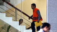 Abdul Hakim naik ke ruang pemeriksaan.