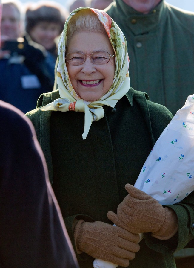 Ratu Elizabeth hanya memakai scarf di kepala pada acara tertentu. Seperti saat upacara penanaman tanaman di kawasan Sandringham, Inggris tahun 2012. Foto: Getty Images