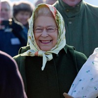 Ratu Elizabeth hanya memakai scarf di kepala pada acara tertentu. Seperti saat upacara penanaman tanaman di kawasan Sandringham, Inggris tahun 2012. Foto: Getty Images