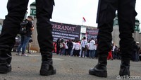 Massa mendesak DPR untuk segera mengesahkan RUU Terorisme.