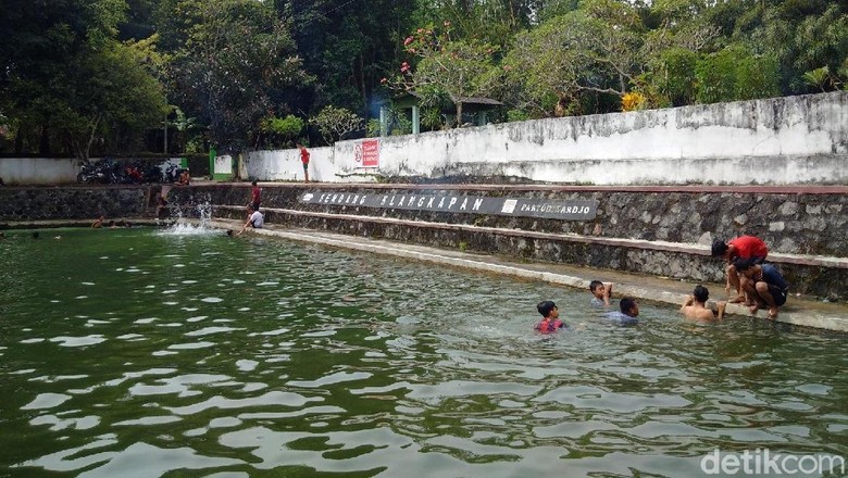 Serunya Padusan di Sendang Petilasan Sunan Kalijaga di Sleman Serunya Padusan di Sendang Petilasan Sunan Kalijaga di Sleman