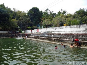 Serunya Padusan di Sendang Petilasan Sunan Kalijaga di Sleman
