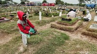 Petugas TPU masih terus bekerja membersihkan makam.