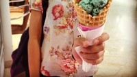 Wow! 8 scope es krim dengan warna hijau dengan paduan cokelat jadi salah satu dessert favorit wanita cantik kelahiran Jakarta ini. Foto: Instagram @lalakarmela