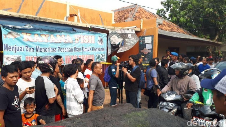 Kagetnya Emak-emak Tetangga: Choir Ganteng Ternyata Terduga Teroris Kagetnya Emak-emak Tetangga: Choir Ganteng Ternyata Terduga Teroris