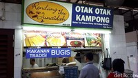 Di sebelah Hajjah Mona, ada penjual Otak-otak Kampong yang juga jadi favorit. Otak-otak Singapura berbungkus daun pisang dibakar sesaat sebelum disajikan. Foto: dok. detikFood