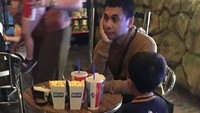 Ia juga mengunggah kejadian kocak di mana tiba-tiba saja datang seorang anak yang duduk di bangkunya, wah udah cocok jadi ayah nih? (Dok. Instagram/raditya_dika)