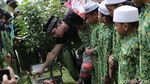 Doa Billy Syahputra di Pusara Olga Syahputra