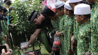 Billy Syahputra bersama puluhan anak yatim di TPU Malaka, Jakarta Timur pada Rabu (16/5).
