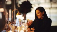 Memiliki wajah yang cantik, penyanyi berusia 33 tahun ini tampak anggun sambil menikmati segelas cocktail di hari weekend. Foto: Instagram @lalakarmela