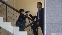 Malam tadi, Dirwan bersama istrinya memang berada di Polda Bengkulu. Dirwan sempat membantah menerima duit suap.