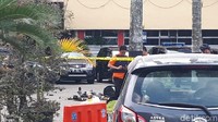 Mayat terduga teroris terkapar di halaman parkir Mapolda Riau. Foto: Chaidir/detikcom