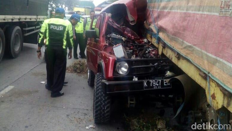  Mobil  Tabrak Truk  di Pantura Demak 1 Orang Tewas Seketika