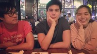Ini adalah waktu libur, tulis Sunny untuk keterangan fotonya. Wah, saat liburan memang paling enak makan bareng teman-teman. Foto: Instagram sunny_suwanmethanont