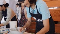 Hayo tebak kira-kira Lala sedang membuat apa ya? Foto: Instagram @lalakarmela