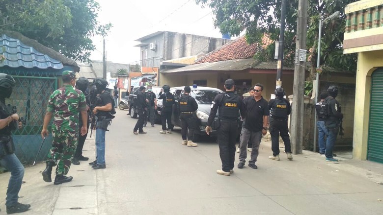 Densus 88 Tangkap 3 Terduga Teroris di 2 Lokasi di Tangerang Densus 88 Tangkap 3 Terduga Teroris di 2 Lokasi di Tangerang