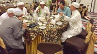 Begini gaya makan Tommy Soeharto bersama Habib Rizieq hingga tokoh Front Pembela Islam lainnya. Kira-kira apa, ya yang dimakannya kala itu. Pasalnya ia terlihat sangat lahap memakannya. Foto: Instagram plural.idn  