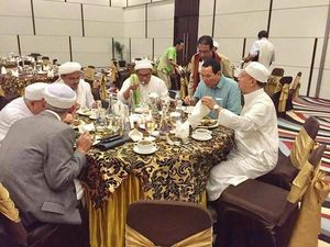Begini Gaya Tommy Soeharto Saat Makan Bareng Habib Rizieq dan Anies Baswedan