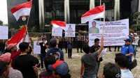 Mereka juga mengibarkan bendera merah putih.