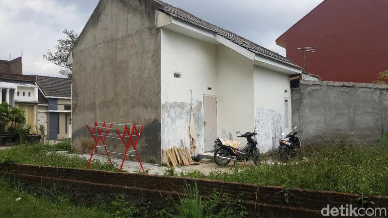 Keseharian Ketua JAD Jatim Tertutup, Anak Tak Sekolah Keseharian Ketua JAD Jatim Tertutup, Anak Tak Sekolah