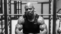 Mantan atlet Terry Crews mengaku biasa menjalankan diet puasa selama 16 jam. Dalam periode tersebut ia tidak mengonsumsi apa-apa kecuali minuman asam amino untuk otot.  (Foto: Instagram)