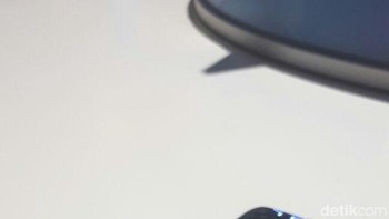 Honor 10 dengan ruang penyimpanan 64 GB dijual seharga € 399.9 atau sekitar Rp 6,6 juta. Sementara itu, Honor 10 128 GB dibanderol € 449,9 atau sekitar Rp 7,5 juta Foto: detikINET/Indah Mutiara Kami