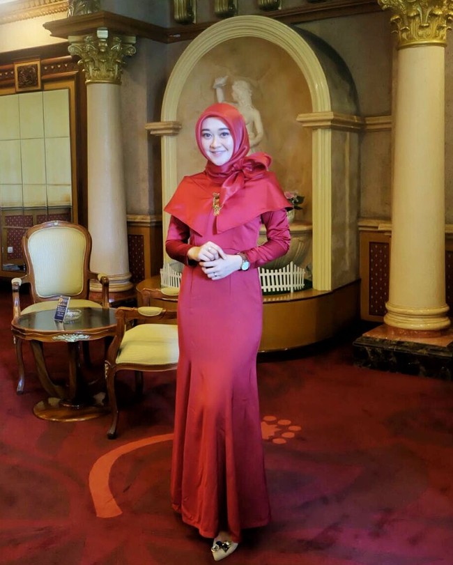 Di hari pernikahannya, Ellen kembali memilih gaun simple bernuansa dusty pink dipadukan dengan hijab segi empat berbahan organza. Foto: Instagram/ellennitaa
