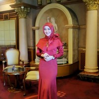 Di hari pernikahannya, Ellen kembali memilih gaun simple bernuansa dusty pink dipadukan dengan hijab segi empat berbahan organza. Foto: Instagram/ellennitaa