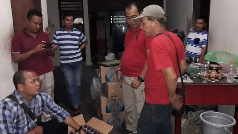 Polisi Gerebek Pabrik Ciu di Cengkareng Polisi Gerebek Pabrik Ciu di Cengkareng