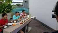 Kalau ini pose kehausan Andika saat makan bareng Ruben. Wah makanannya banyak sekali, ya? Foto: Instagram @andikangen_ningrat