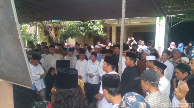 Pelayat Iringi Pemakaman Pencipta Lagu-lagu Nasida Ria
