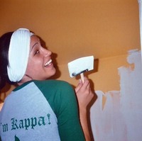 Bukan tipikal perempuan yang manja, Meghan Markle bahkan mengecat kamarnya sendiri. (Foto: Istimewa)