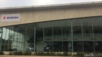 Gedung yang punya ukuran cukup besar itu juga tidak lagi terpampang logo Infiniti, yang ada hanya logo Suzuki.  Foto: Khairul Imam Ghozali