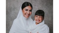 Aku dan Putri Raja mengucapkan selamat menunaikan ibadah puasa. Semoga kita semua diberikan kesehatan dan kelancaran dalam melaksanakan semua ibadah sebaik2nya dan bisa nabung pahala seeeebanyak2nya di bulan yang suci ini. Aamiin Yaa Robbal Alaamin,” tulis Denada. Foto: Instagram Denada.