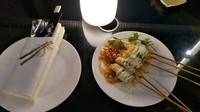 Wow! Sedang ada di The Dubai Mall, UAE pria berusia 41 tahun ini terlihat sedang menyantap makanan enak yang berbentuk mirip seperti sate. Kira-kira bagaimana ya rasanya? Foto: Instagram @sahrulgunawanofficial