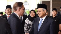 Pernah menjadi salah satu orang kepercayaan Mahathir Mohammad tidak membuat rekam jejak politik Anwar Ibrahim berjalan mulus. Saat negeri jiran diguncang krisis pada 1998, Mahathir dan Anwar terlibat perbedaan pendapat yang tajam tentang strategi penanganan krisis. Krish Balakrishnan/Via Reuters.
