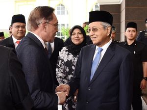 Koalisi Ajaib Mahathir-Anwar Tumbangkan Pemerintahan Najib Razak
