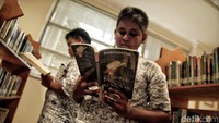 Sejumlah murid Jakarta Islamic Centre memaanfaatkan waktu luang untuk sekedar membaca buku di perpustakaan, Kamis (17/5/2018).