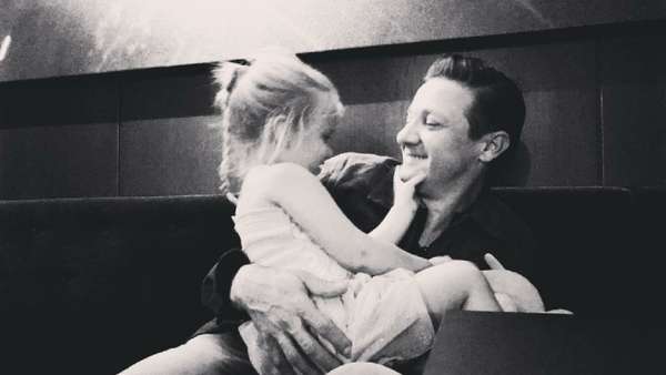 Tak Cuma di Film Avengers, Ini Bukti Jeremy Renner Sayang Anak Tak Cuma di Film Avengers, Ini Bukti Jeremy Renner Sayang Anak