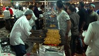 Dalam pesta pernikahan, muslim di India tidak menyajikan hidangan daging sapi. Ini lantaran sebagai bentuk toleransi terhadap tamu beragama Hindu yang sangat menghormati sapi dan tidak mengonsumsinya.