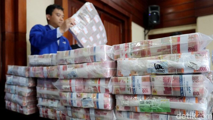 Samadikun Hartono mengembalikan uang tunai Rp 87 miliar. Total yang telah dikembalikan Rp 169 miliar, sesuai perintah Mahkamah Agung (MA).