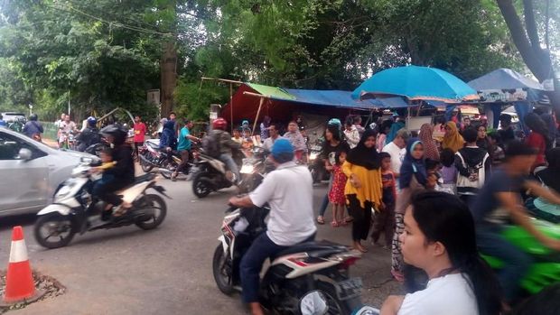 Pasar Tumpah di Jalan Merdeka Depok Bikin Macet
