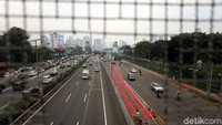 Tampak di depan Gedung Parlemen RI, Jakarta, jalan terlihat lengang.