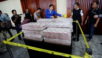 Penangkapan Samadikun penuh dengan drama dan membutuhkan koordinasi G to G setelah kabur 13 tahun. Ia ditangkap usai nonton F1 di China. Ia ditangkap otoritas China atas koordinasi dengan pemerintah Indonesia. Samadikun kemudian dideportasi ke Indonesia pada 21 April 2016.